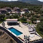 מלון דירות Thea Luxury Residences 4*